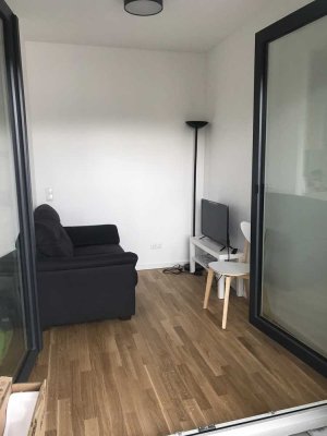 vollmöbliert: exklusive 2-Zimmer-Penthauswohnung in fußläufiger Entfernung zur Innenstadt