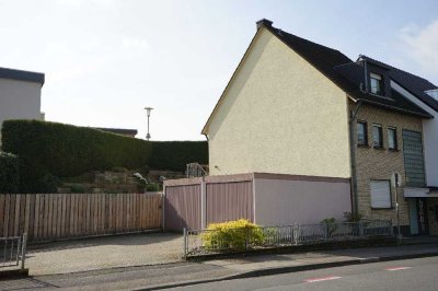 Zweifamilienhaus mit Garagen, kleinem Garten und Balkon in Leverkusen-Fettehenne!