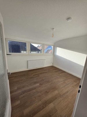 Gemütliche 2- Zimmer Wohnung mit Küche Dachgeschoss