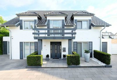 Exklusives, freistehendes Luxus-Einfamilienhaus mit Garage und Garten