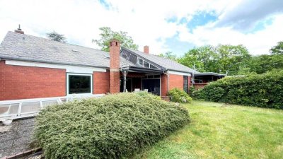 Individuelles Einfamilienhaus mit Garten, Keller, Garagen und separater Einliegerwohnung