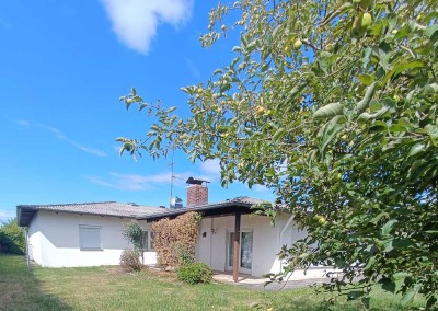 Renovierungsbedürftiger Bungalow (teilunterkellert) in ruhiger Siedlungsrandlage - eigene Zufahrt