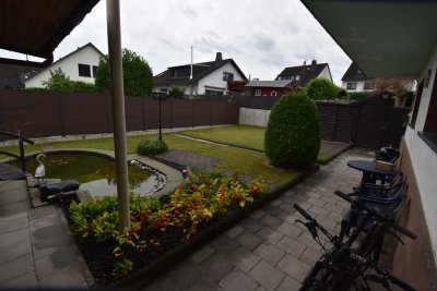 ERDGESCHOSS/Terrasse: Praktische Single-Wohnung, ca. 46 m², Kochküche, 2 Zimmer, Bad mit Fenster