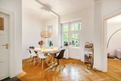 Charmante Stil-Altbauwohnung mit großem Balkon. Zeitlose Schönheit & echtes Wohngefühl.