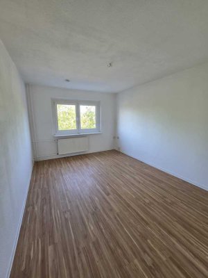 Geräumige 1-Zimmer-Wohnung mit Wannenbad und Designbelag