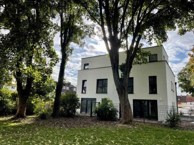 Neuwertiges 5-Zimmer-Haus mit EBK in Frankfurt Zeilsheim