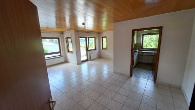 Gepflegte 2,5-Zimmer-Wohnung mit Sonnen-Balkon und hervorragender Aussicht in Bad Urach Kurgebiet