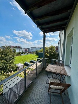 Moderne, renovierte helle 2-Raum-Wohnung mit Einbauküche und großen Balkon in der Paulsstadt in der