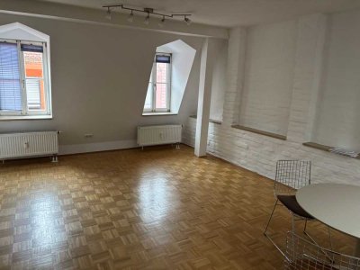Helle, gepflegte 2-Zimmer-Dachgeschosswohnung in Regensburg