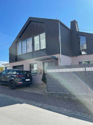 Haus mit offener Galerie, Garten und Garage