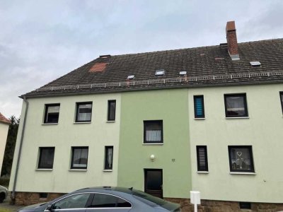 Gemütliche und teilmöblierte 2-Zimmer mit Laminat und EBK mgl. in guter Lage!