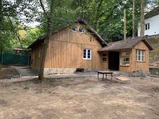 Wohnen im modernen Holzhaus, mitten im Wald, mit Garten und Terrasse