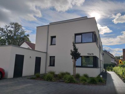 Baujahr 2023! Moderne 3-Zimmer-Wohnung mit Wärmepumpe - Wallbox - Garten - Stellplatz