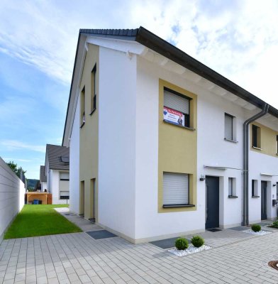 Exklusive Doppelhaushälfte-Erstbezug mit Stil