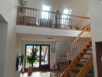 Helle 3,5-Zimmer-Maisonette mit Galerie, Dachterrasse & neuer Küche (2020)