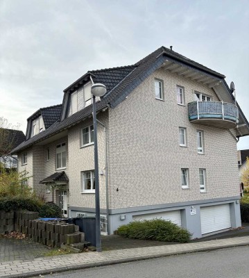 Gut geschnittene und vollständig renovierte Wohnung  im 1. OG mit drei Zimmern und Balkon in Bestwig