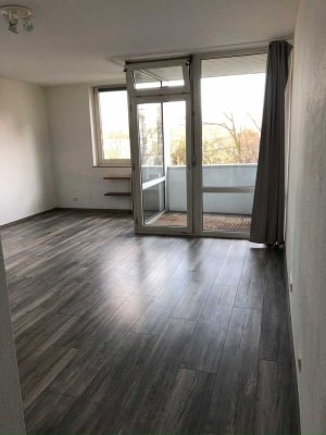 Köln Weiden - 1,5 Zimmerwohnung 45qm mit Tiefgaragenplatz - Aufzug -  Keller - Balkon