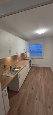 � Frisch renovierte 3-Zimmer-Wohnung mit EBK, TG-Stellplatz & Aufzug – Langenhagen City