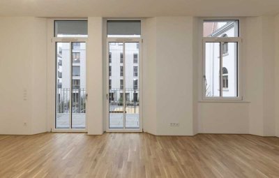 3-Zimmer-Altbauwohnung Rollstuhlgerecht mit Einbauküche und Sonnenbalkon!
