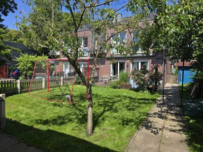 Familienfreundliche Doppelhaushälfte (BJ 2016) in ruhiger Privatstraße – Nähe Knoops Park