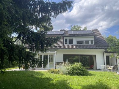 Wohnen im Grünen: Einfamilienhaus mit großem Naturgrundstück in ruhiger Münchner Lag