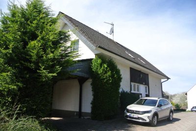 **Freistehendes Einfamilienhaus mit großer Einliegerwohnung/Büro und Carport in Leverkusen Neuenhaus