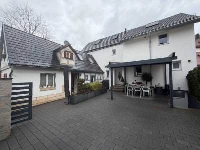 Charmant kernsaniertes Einfamilienhaus mit Nebenhaus und hochwertiger Ausstattung.