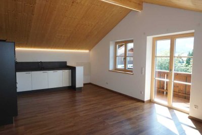 Einfach Schön!! Klasse 2,5 Zimmer Dachgeschosswohnung mit eigenem Aufgang in bester Lage