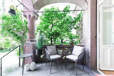 Stilaltbauwohnung mit Doppelflügeltüren, Stuck und eigenem Garten