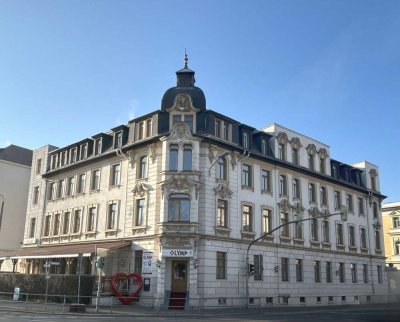 Sanierte 3-Zimmer-Wohnung mit Einbauküche, Erker und stilvollen Stuckelemente in Schleußig