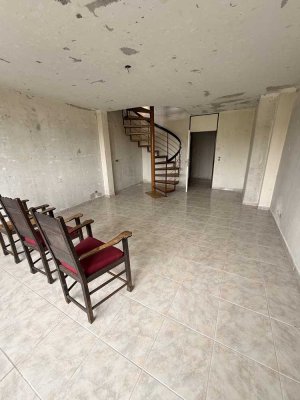 Schön renovierte und lehrstehende Maisonette Wohnung mit wunderbarem Ausblick