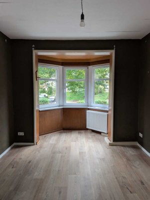 Helle 2-Zimmer-Wohnung mit Erker und Einbauküche
