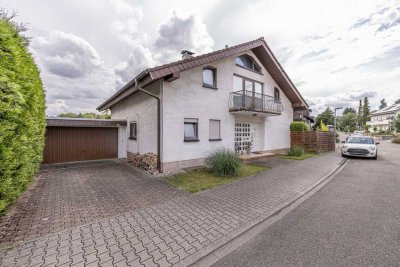Willkommen daheim: Charmantes Einfamilienhaus mit ELW und herrlicher Weitsicht in Jöhlingen