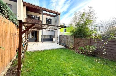 FAMILIENPARADIES: Gepflegtes Reihenmittelhaus mit 3 Balkonen, Garten und Garage.