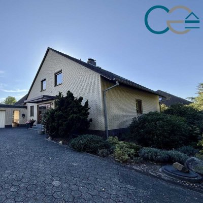 Großzügiges Zweifamilienhaus in Liebenau mit großem Garten / Teich / Sauna und drei Garagen!