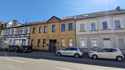 Fünffamilienhaus mit 3 freien Wohnungen - 78 m² / 70 m²/36 m² & Lagerhalle – grüne Oase in der Stadt
