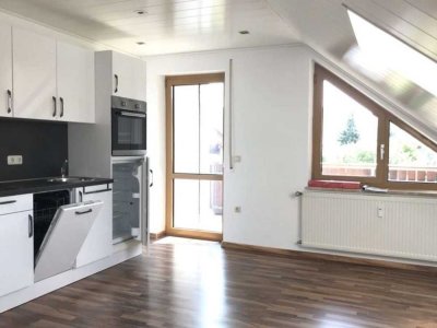 Großzügige 2-Zimmer Wohnung mit EBK, Dachatelier, Loggia und Garten INKL. STROM
