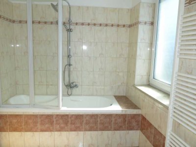 3-Zi-Wohnung mit großer Wohnküche, Bad mit Fenster, PKW-Stellplatz!