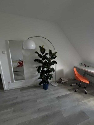 helle 1-Zimmer DG-Wohnung in Köln Kalk