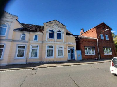 DER NORDSEE SO NAH: Großzügiges Stadthaus in Wesselburen  -  ideal für Handwerker