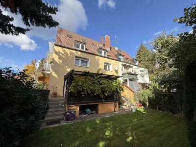 Stattlich Wohnen in Nürnberg: Wohnhaus mit Garagen und überdachter Pergola – teilweise vermietet