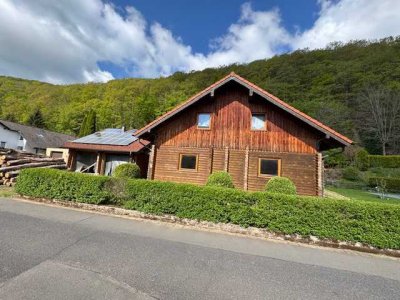Fluthaus – Holz-Einfamilienhaus mit Doppelgarage im Dornröschenschlaf Solide Basis für Macher und Ha