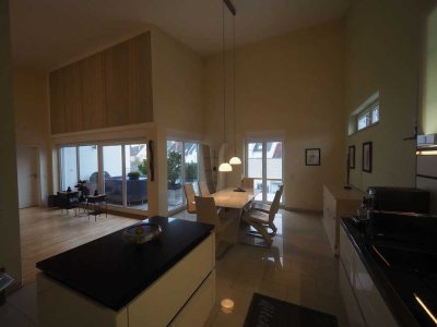 AUßERGEWÖHNLICHE PENTHOUSE WOHNUNG MIT DACHTERRASSE UND 2 GARAGEN