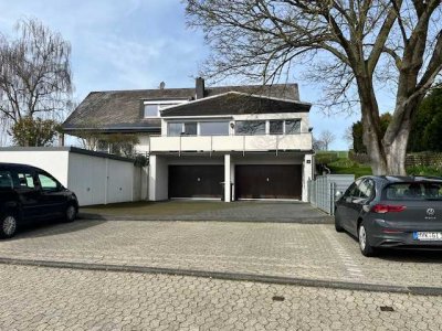 hochwertiges Dreifamilienhaus mit 3 separaten Eingängen, 5 Garagen in Bassenheim.
Eigennutzung mögl