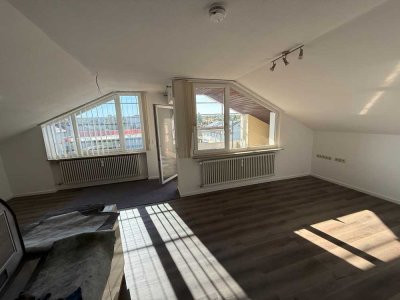 Renovierte helle, freundliche 2,5-Raum-DG-Wohnung mit Balkon & Garage in Gärtringen - ruhige Lage