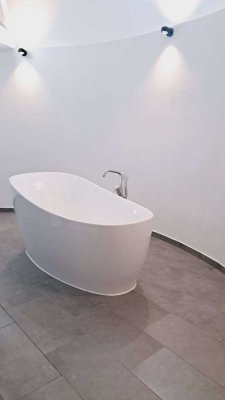 ***DACHGESCHOSSWOHNUNG~3 RÄUME~KLIMAANLAGE~ERSTBEZUG~HOCHWERTIGE EINBAUKÜCHE~BALKON~STELLPLATZ***