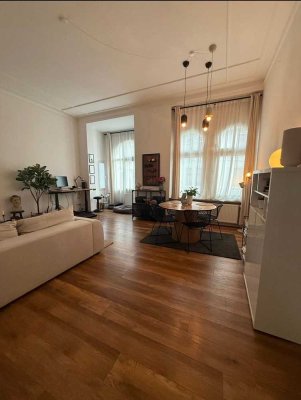 Helle Altbauwohnung mit ganz besonderem Flair !