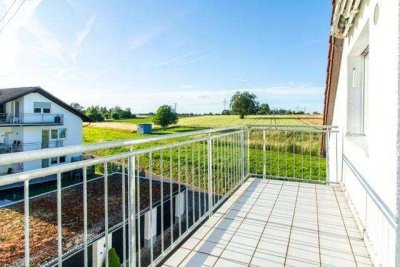 Idyllische Feldrandlage in KA-Palmbach: 3–4 Zi. DG-Wohnung mit Balkon, Garten, Kamin & Garage