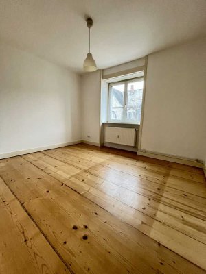 *Charmante Altbauwohnung mit Dielenboden, Balkon und EBK*