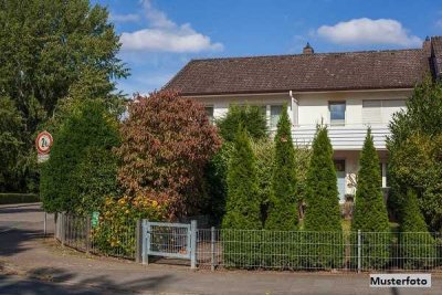 Mehrfamilienhaus, Balkone, Garten